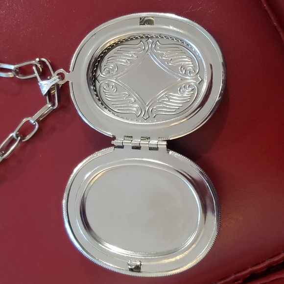 Locket - Picture 3 of 5
